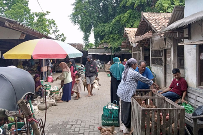 MEMPRIHATINKAN: Pedagang dan pembeli saat bertransaksi jual beli di Pasar Glendoh, kemarin.