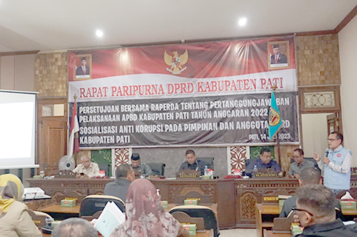 Penyuluhan antikorupsi sedang memberikan edukasi kepada pimpinan dan anggota DPRD Pati dalam momen rapat paripurna.