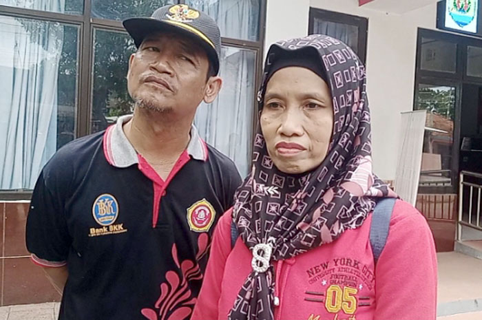 SEDIH: Suwanti (kanan) didampingi Kepala Desa Latak, Godong saat menyampaikan keterangan di depan media.
