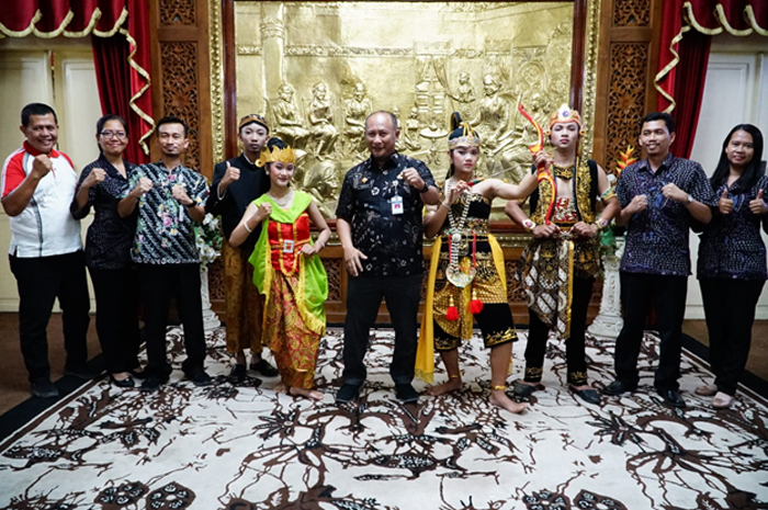SUPPORT PENUH: PJ Bupati Pati Henggar Budi Anggoro bersama para siswa SMPN 1 Gunungwungkal yang akan pentas di anjungan Jawa Tengah TMII Jakarta.