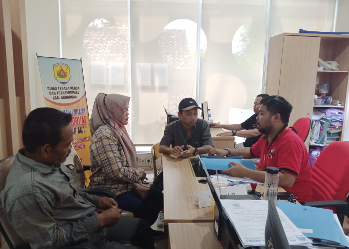 ANTUSIAS: Warga kabupaten Grobogan saat mengurus dokumen menjadi Pekerja Migran di Loket Disnakertans yang berada di MPP, Jumat (14/7).