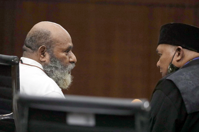 Terdakwa kasus dugaan suap dan gratifikasi terkait proyek infrastruktur Papua Lukas Enembe menjalani sidang dengan agenda pembacaan putusan sela oleh Majelis Hakim di Pengadilan Tipikor, Jakarta.
