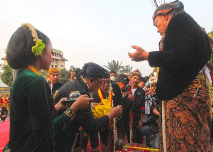 CUCI PUSAKA: Salah satu rangkaian acara kirab pusaka di Ponorogo untuk menyambut 1 Muharam.