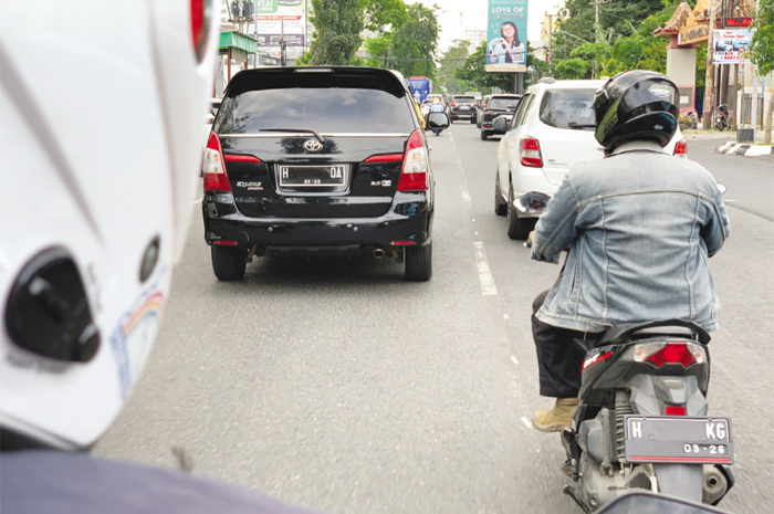 JARAK AMAN: untuk keamanan berkendara, pengendara sepeda motor harus memberi jarak aman untuk sewaktu-waktu mengerem mendadak.