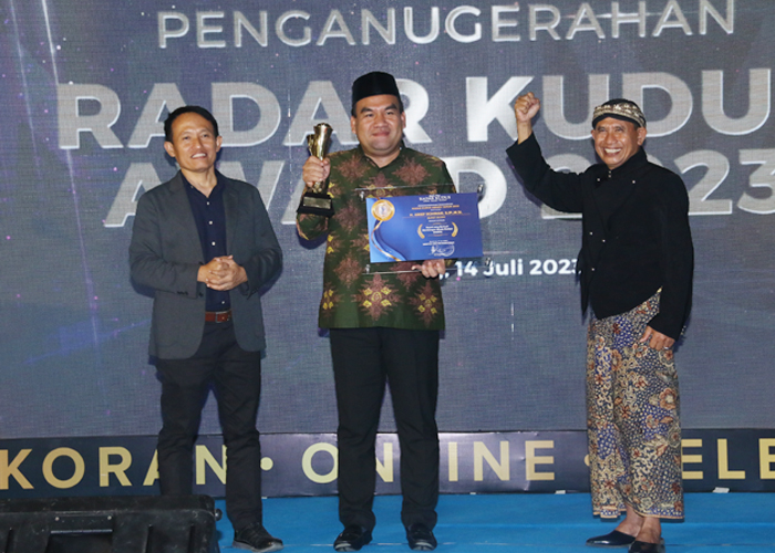 APRESIASI: Bupati Blora Arief Rohman (tengah) menerima penghargaan Radar Kudus Award 2023.