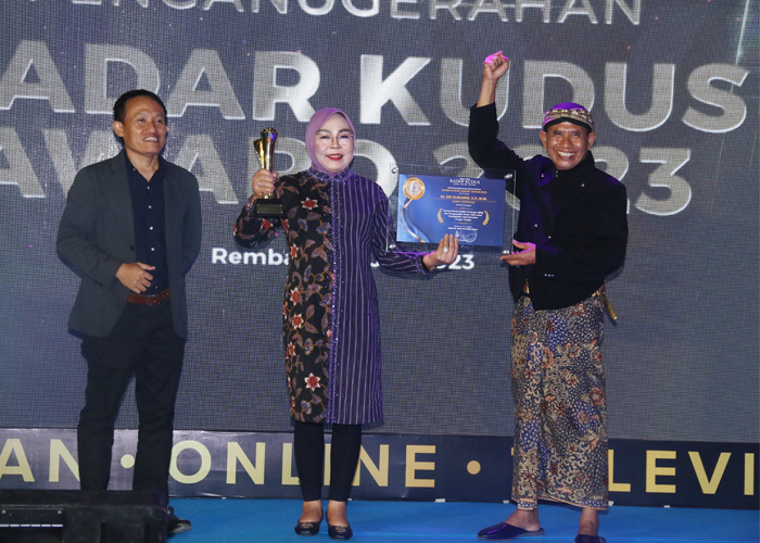 BANGGA: Bupati Grobogan Sri Sumarni (tengah) meraih penghargaan Radar Kudus Award 2023.