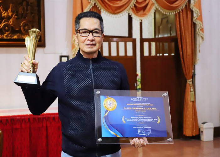 TOP: Bupati Kudus Hartopo menunjukkan piala dan piagam Radar Kudus Award 2023.