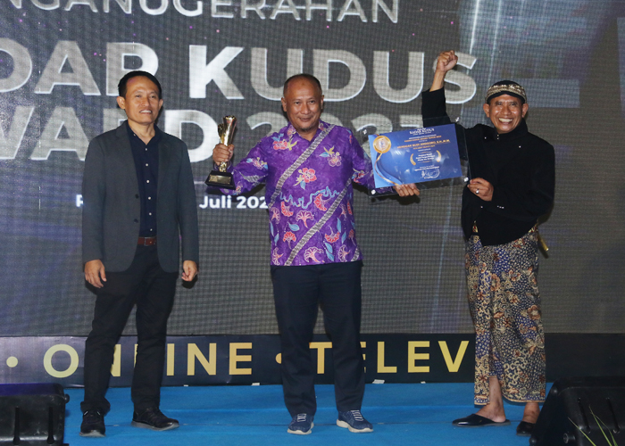 TOP: Pj Bupati Pati Henggar Budi Anggoro meraih penghargaan Radar Kudus Award.