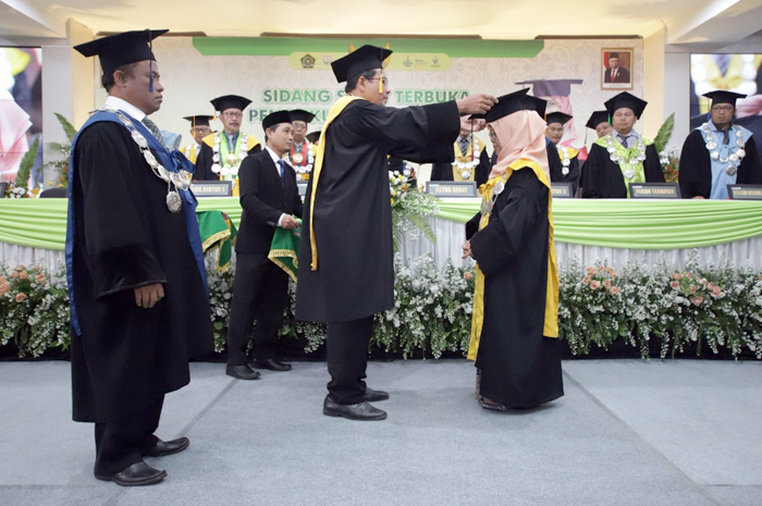 PENGUKUHAN: Rektor IAIN Kudus Prof. Dr. H. Abdurrohman Kasdi, Lc., M.Si (tengah) mengukuhkan Prof. Dr. Any Ismayawati, S.H., M.Hum sebagai Guru Besar IAIN Kudus kemarin.