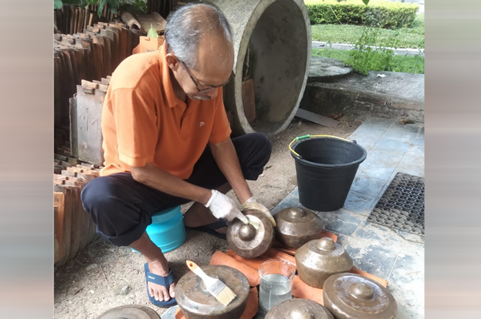 KONSERVASI: Tim ahli gabungan dari Balai Pelestarian Situs Manusia Purba (BPSMP) Sangiran dan Balai Pelestarian Cagar Budaya (BPCB) Jawa Tengah mengonservasi di Museum Lokal Purwodadi.