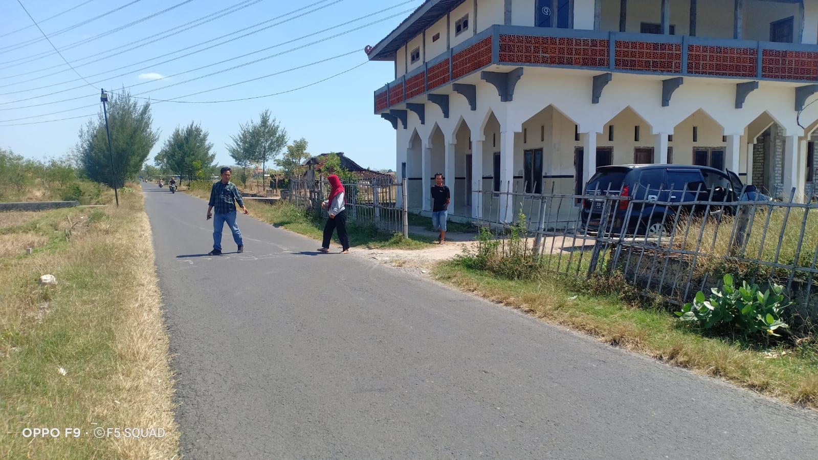 GERAK CEPAT: Petugas Polsek Lasem melakukan olah TKP lokasi pembegalan warga Sendangasri, Lasem.