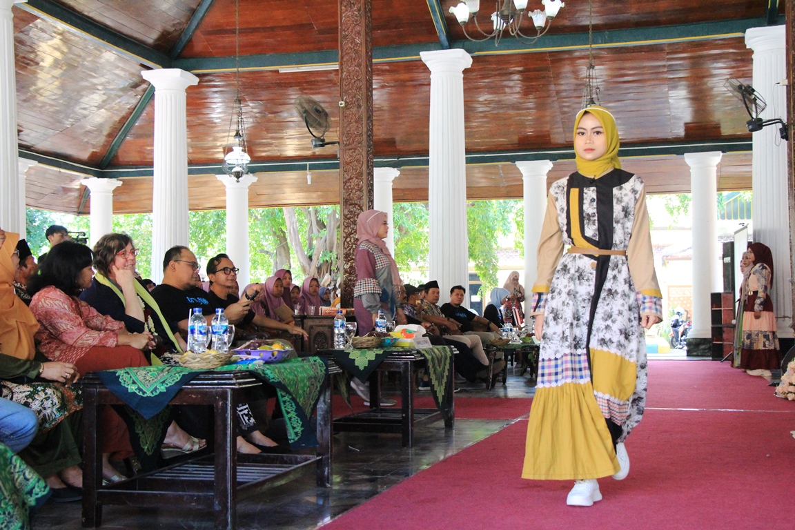TAMPIL MAKSIMAL: Salah satu peserta fashion show mengenakan baju yang terbuat dari kain perca.