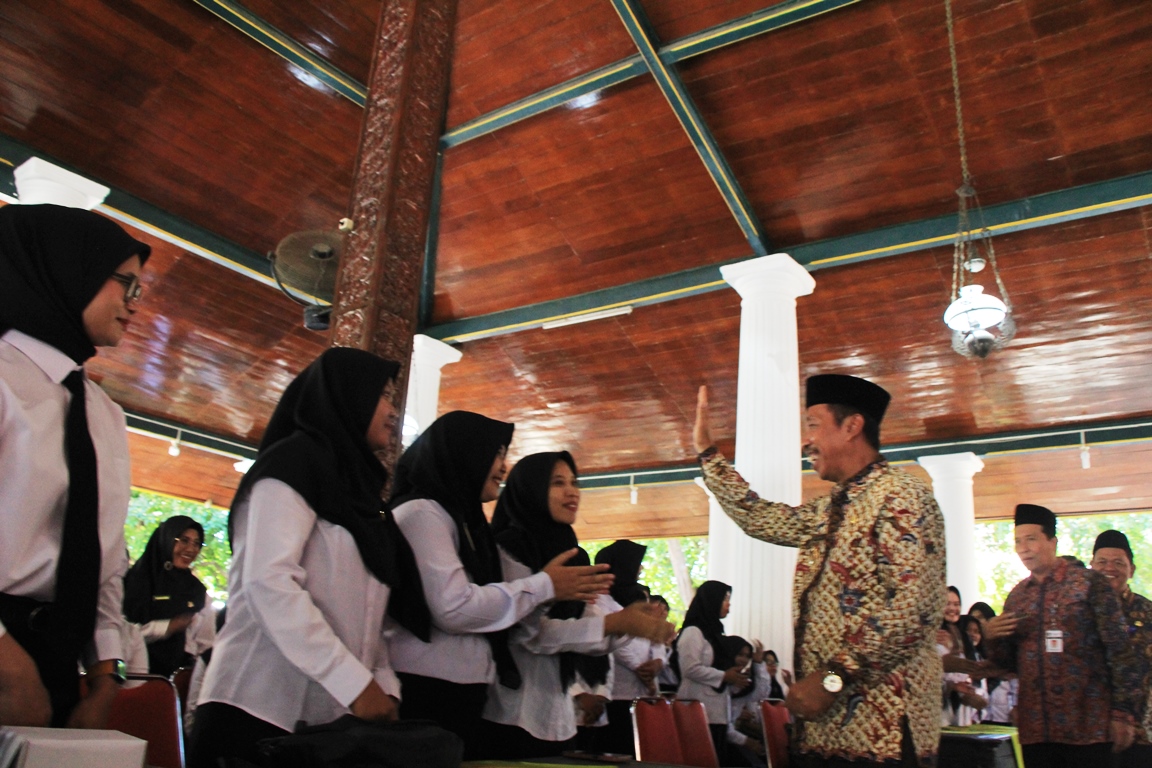 SAPA PESERTA: Bupati Rembang Abdul Hafidz dan jajarannya menyapa PPPK di pendapa museum RA Kartini Rembang pada Selasa (18/7).&nbsp;