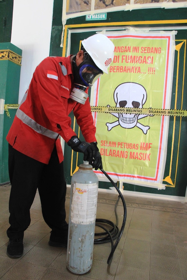 FUMIGASI: Petugas melakukan persiapan fumigasi di museum RA Kartini Rembang pada Selasa (18/7).