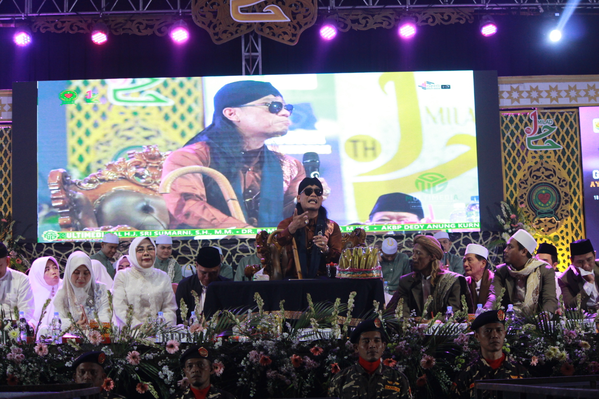 SAMBUT TAHUN BARU: Gus Miftah mengisi pengajian dalam rangka Tahun Baru Islam dan ulang tahun ke-12 Gandrung Nabi dan D&rsquo;Master ke-17 di Alun-alun Purwodadi pada Selasa (20/7).