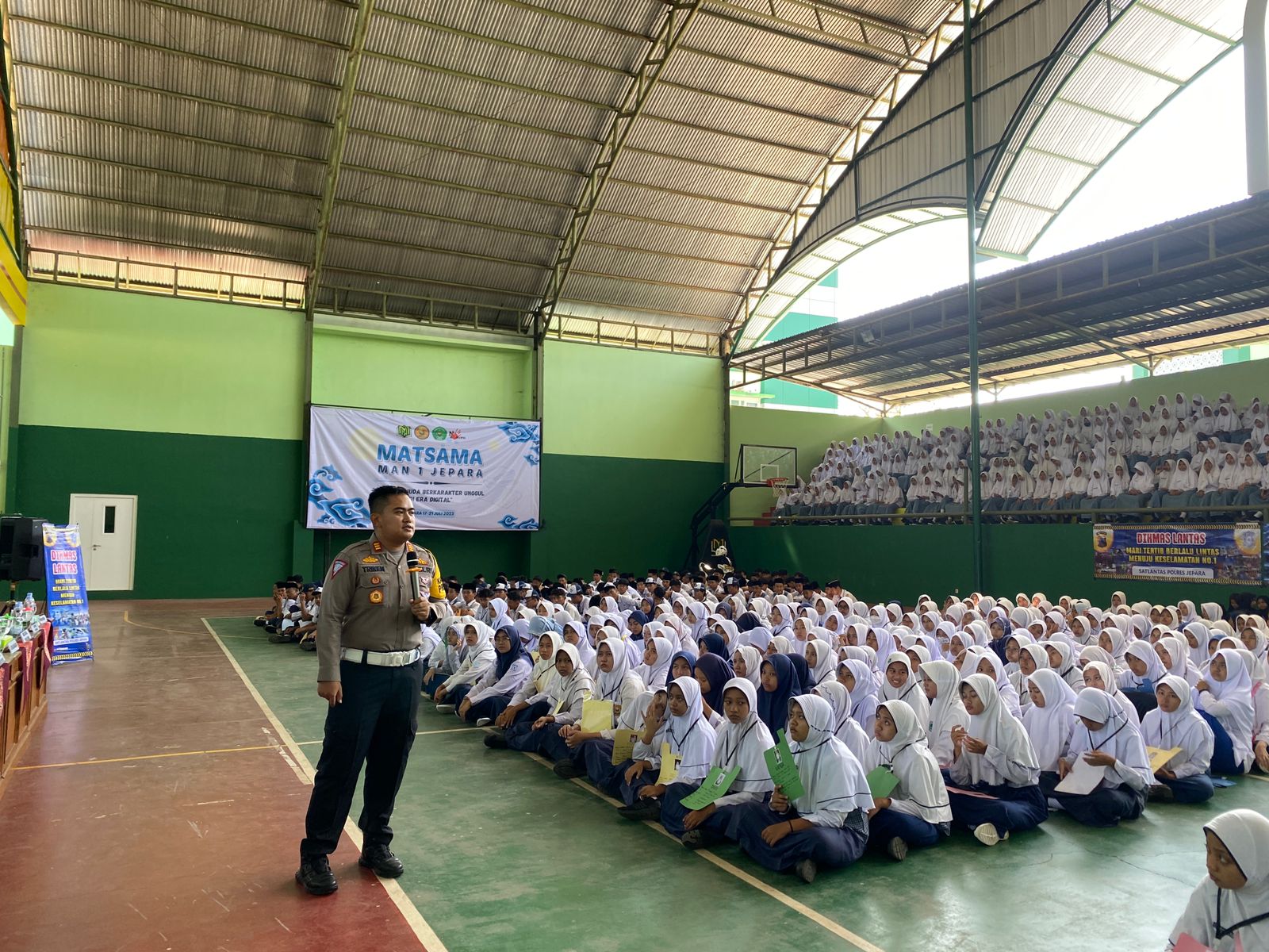EDUKASI: Kepala Satlantas Polres Jepara AKP R Ade Triken Deayomi mengajar tentang tertib lalu lintas di MAN 1 Jepara.