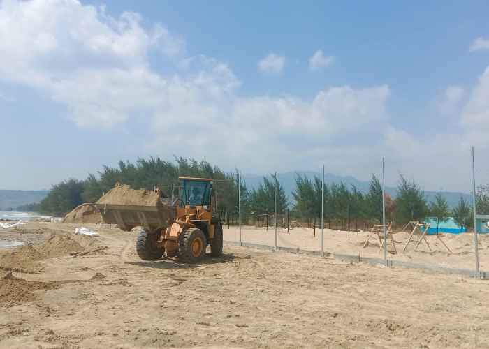 PENATAAN: Satu alat berat beroperasi di lapangan voli pantai di Desa Dasun, Lasem baru-baru ini.