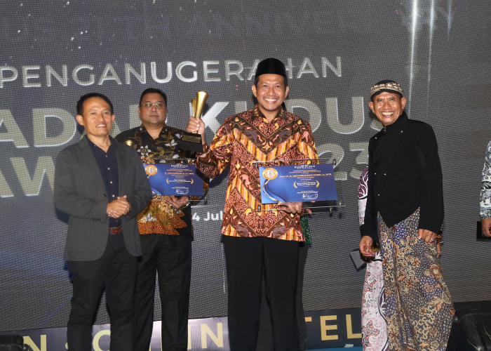 RAIH PENGHARGAAN: Rektor IAIN Kudus Abdurrohman Kasdi mendapat penghargaan rektor dengan  manajemen perguruan tinggi terbaik dalam ajang Radar Kudus Award pada Jumat (14/7).