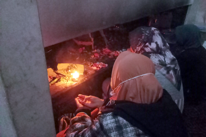 BERHARAP HAJAT TERKABUL: Dua perempuan memanjatkan doa di depan padupan Pertapaan Eyang Buyut Sakri di Desa Rahtawu, Gebog, Kudus, Selasa (18/7).