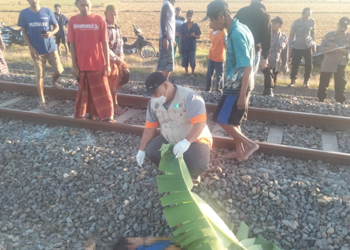 EVAKUASI: Korban saat dievakuasi petugas kesehatan selepas tertemper KA Blambangan Ekspres di KM. 38+5 petak Stasiun Karangjati-Gubug pada Kamis (20/7) pagi.