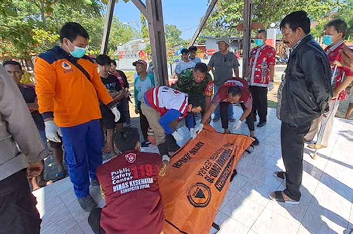 EVAKUASI: Seorang warga Sinanggul, Jepara dievakuasi petugas usai tewas tenggelam di objek wisata Pantai Bandengan, Jepara, Kamis (20/7).