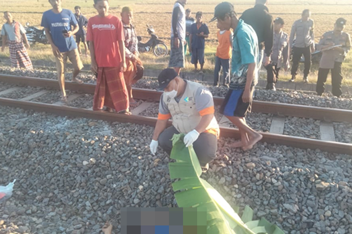 EVAKUASI: Korban saat dievakuasi petugas kesehatan selepas tertemper KA Blambangan Ekspres di KM. 38+5 petak Stasiun Karangjati-Gubug, Kamis (20/7).