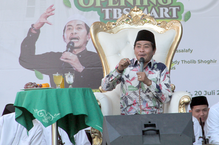 JENAKA YANG SARAT PESAN: KH. Anwar Zahid mengisi pengajian umum di Madrasah Tasywiquth Thullab Salafiyyah (TBS) Kudus kemarin sore.