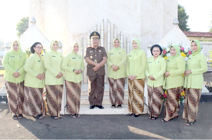 Kejari Pati berziarah ke taman makam pahlawan (TMP) di HUT XXIII Ikatan Adhyaksa Dharmakarini.