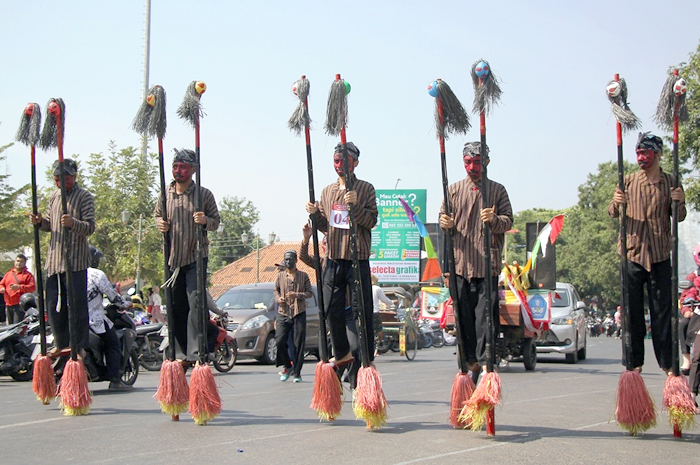SERU: Permainan tradisional ditampilkan peserta Festival Kemerdekaan dalam memeriahkan HUT Kemerdekaan RI di Alun-alun Rembang tahun lalu. Dalam HUT Rembang nanti juga ditampilkan permainan serupa.