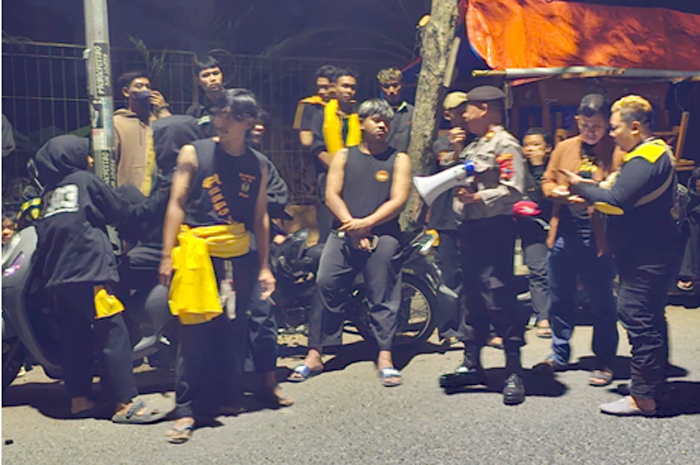 Polresta Pati membubarkan sejumlah pendekar silat pada Kamis malam dan mencegah aksi konvoi yang berpotensi mengganggu.