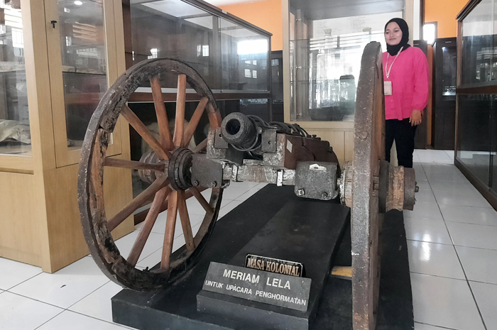 BENDA BERSEJARAH: Pengunjung melihat Meriam Lela sebagai benda bersejarah di Museum Lokal Purwodadi, Grobogan, kemarin.