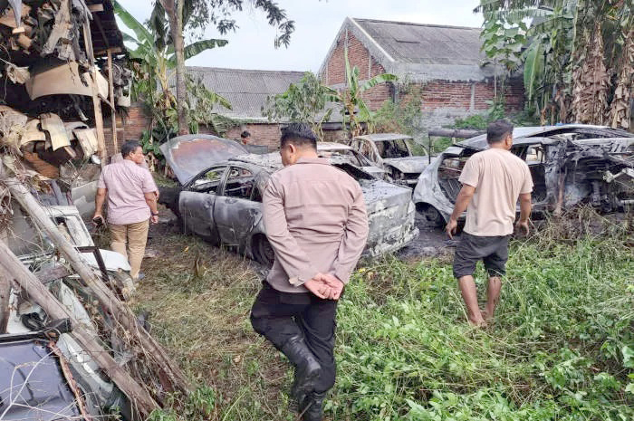 Polisi mengecek sisa-sisa kebakaran bengkel mobil di Semarang.
