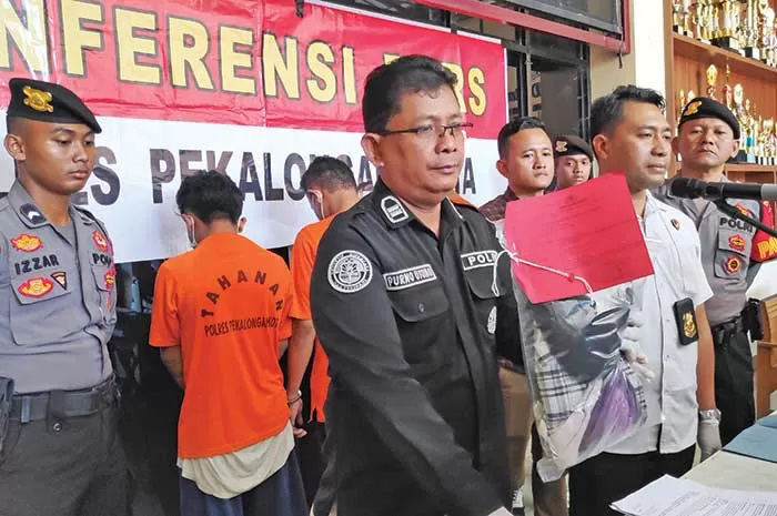 Kasat Reskrim AKP Maryono dan Kasubsi Penmas Sihumas Iptu Purno Utomo saat memberikan keterangan dengan menghadirkan pelaku persetubuhan, Kamis (20/7).