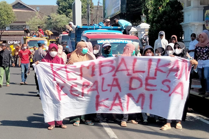 DEMO: Warga Desa Tlogoayu, Gabus berunjuk rasa di depan Kantor Bupati Pati kemarin. Aksi ini dipicu kades setempat digelandang ke Polda Jateng.