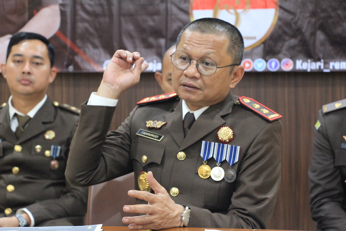 PAPARAN: Kepala Kejaksaan Negeri (Kejari) Rembang Muhammad Fahrorozi bersama para bidang saat memaparkan capaian kinerja baru-baru ini.