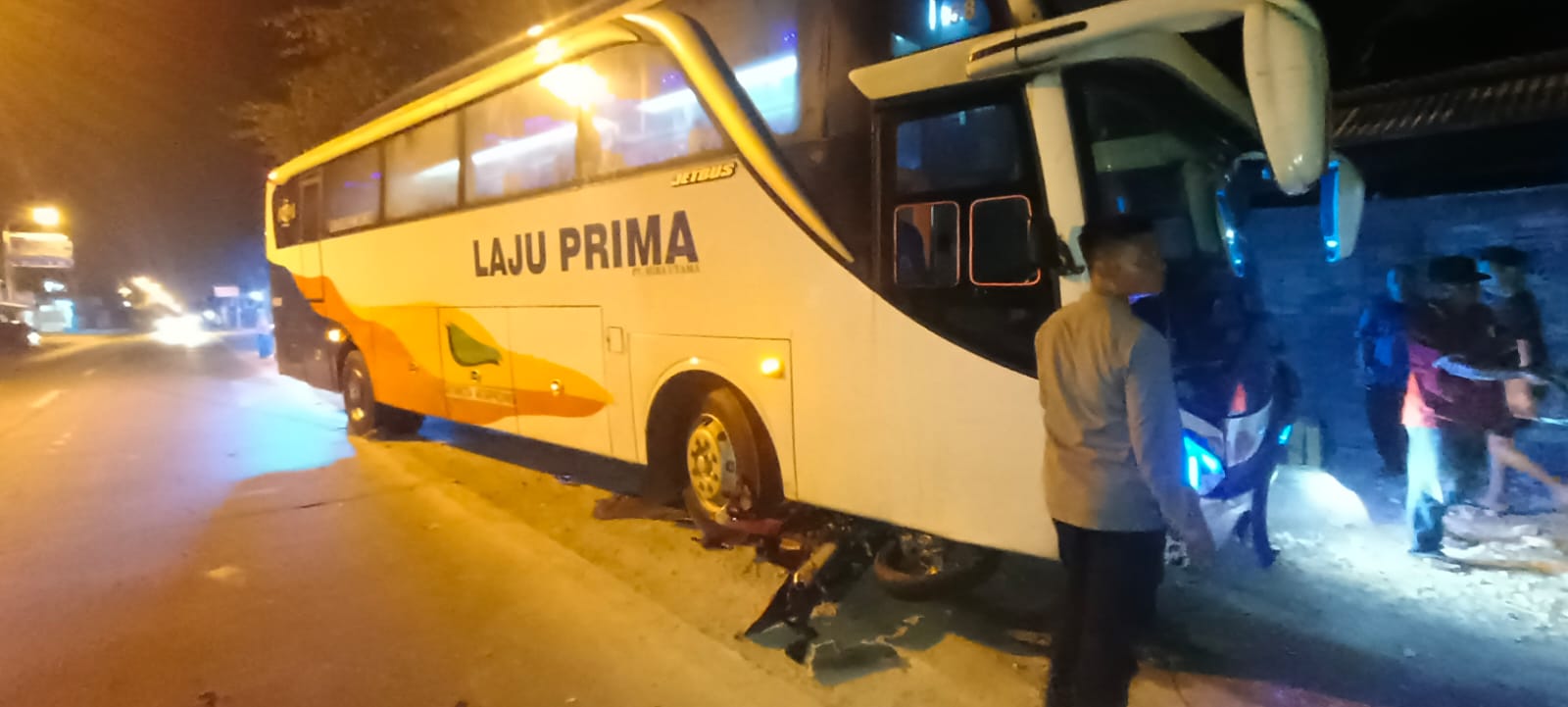 RINGSEK: Sepeda motor Kawasaki KLX ringsek usai masuk ke dalam kolong bus di Jalan Raya Purwodadi-Semarang, di Desa Ngeluk, Kecamatan Penawangan pada Sabtu (22/7).