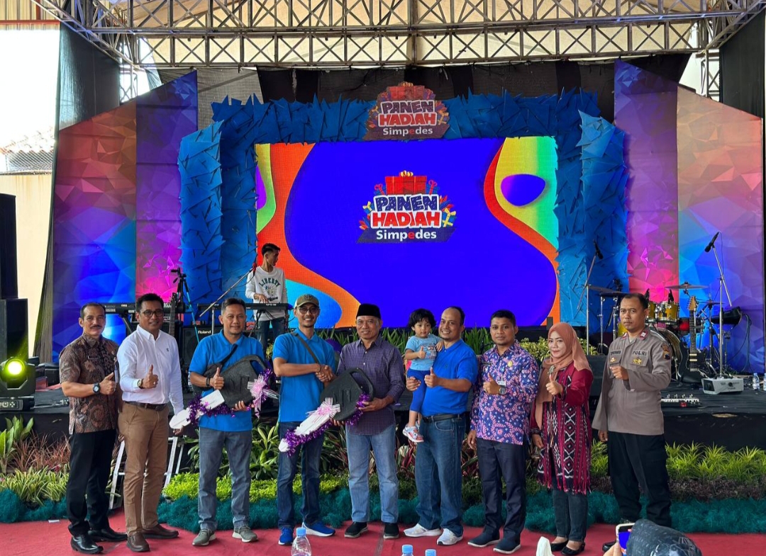 JADI MOTIVASI: Pemimpin Cabang (Pinca) BRI Rembang Ahmad Muflihin Taiyeb bersama tim menyerahkan kunci mobil simbolis kepada pemenang undian PHS, Sabtu lalu (22/7).