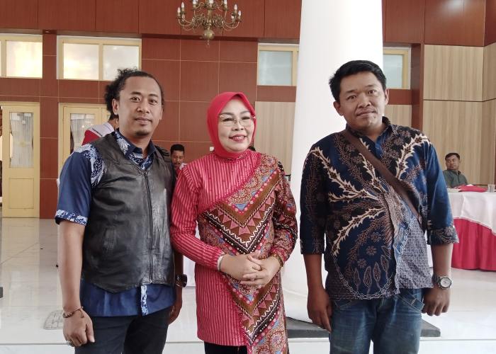 CURHAT: Perwakilan warga Desa Asemrudung menemui Bupati Grobogan Sri Sumarni.