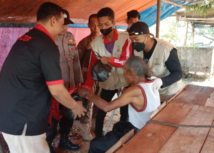 KENDALIKAN: Petugas gabungan polres Grobogan, Dinsos, hingga Satpol PP saat mengarahkan PGOT untuk dibina.