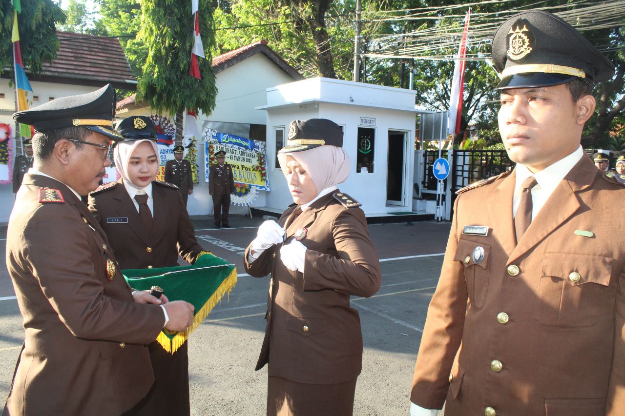 PRESTASI: Kejari Pati menyerahkan penghargaan dari presiden RI kepada pegawainya yang bekerja dengan baik di Halaman Kejari setempat belum lama ini.