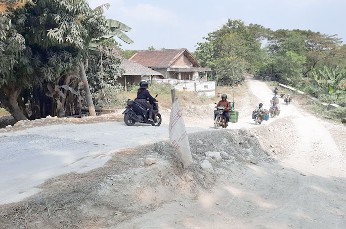 RUSAK: Jalan Sedai-Lajer tepatnya Dusun Kedung Gedang Desa Sedadi Kecamatan Penawangan yang rusak parah.