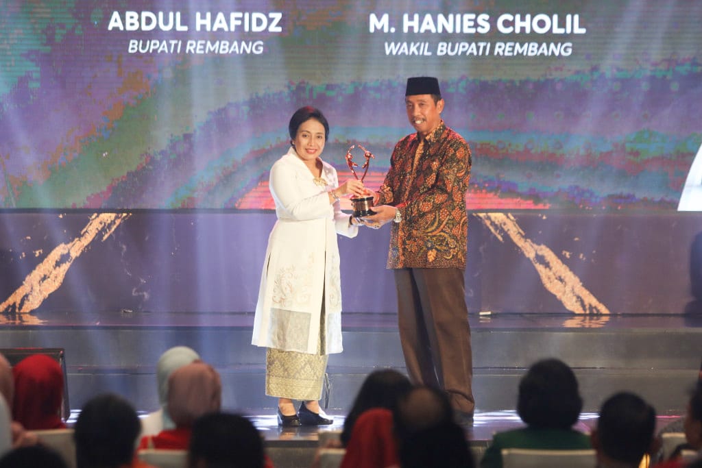 APRESIASI: Bupati Rembang Abdul Hafidz menerima penghargaan Kota Layak Anak (KLA) Menteri PPPA Bintang Puspayoga di Semarang pada Sabtu (22/7).