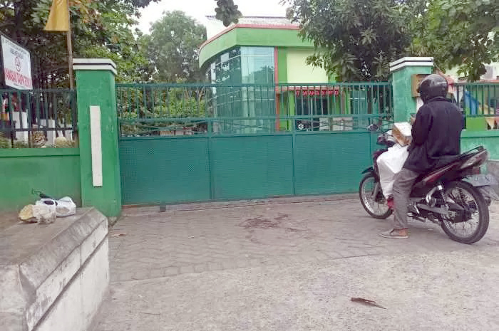 Tempat kejadian perkara dugaan pembunuhan di depan Puskesmas Rowosari, Jalan Tunggu Raya Kecamatan Tembalang, Minggu (22/7/2023).
