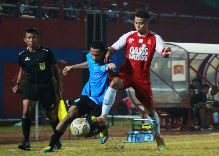 SUSAH: Pemain Persijap Iqmal Nur Samsu mencoba mengontrol bola dalam laga uji coba lawan Persela di Stadion GBK Jepara.