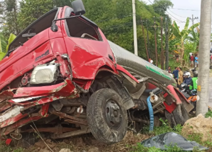 Truk tangki mengalami rem blong di Jalan Untung Suropati, persisnya tikungan turunan Jatibarang, Kecamatan Mijen, Senin (24/7) sekitar pukul 13.15.