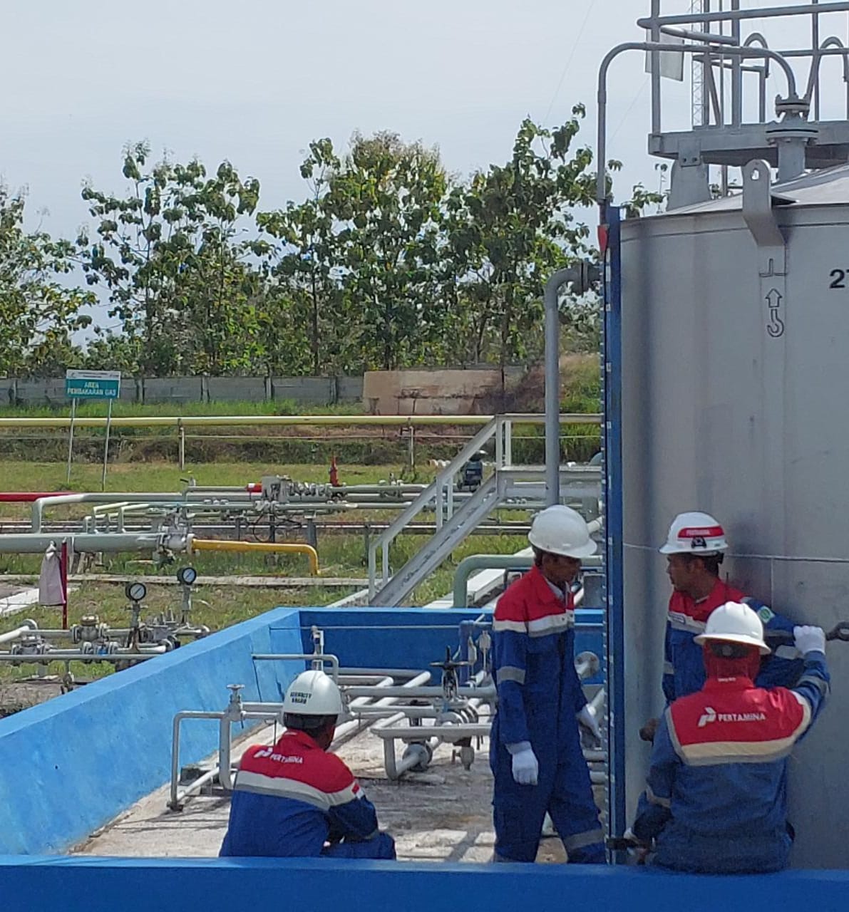 DIPANTAU: Pekerja mengecek tekanan atau indikator sumur Gas RGT-2 Desa Krikilan, Kecamatan Sumber baru-baru ini.