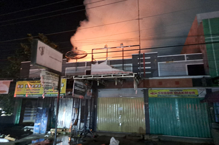 TERBAKAR: Kobaran api terlihat di toko wilayah Desa Bulumanis Lor, Margoyoso pada Senin (24/7) malam.