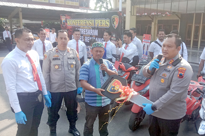 UNGKAP KASUS: Kapolres Rembang AKBP Suryadi menyerahkan motor hasil kejahatan kepada keluarga korban. &nbsp;