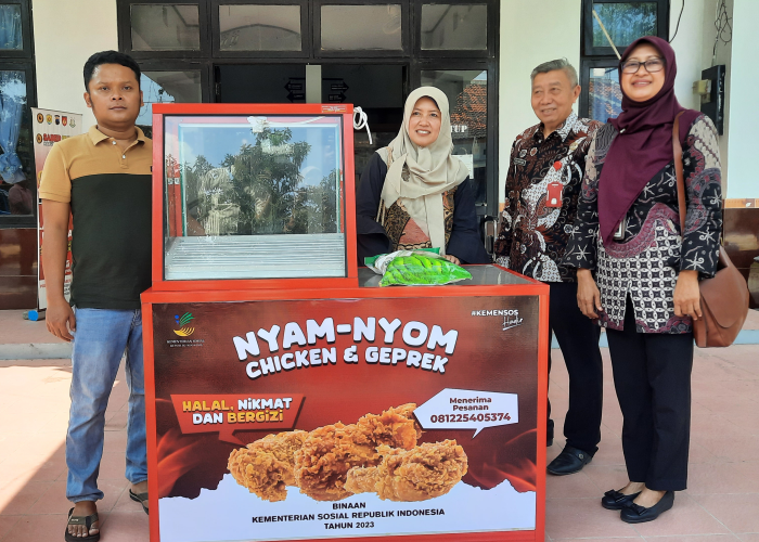 BANTUAN: Sejumlah korban perdagangan orang saat menerima bantuan perlengkapan untuk pemberdayaan kerja di Dinsos Grobogan pada Selasa (25/7).