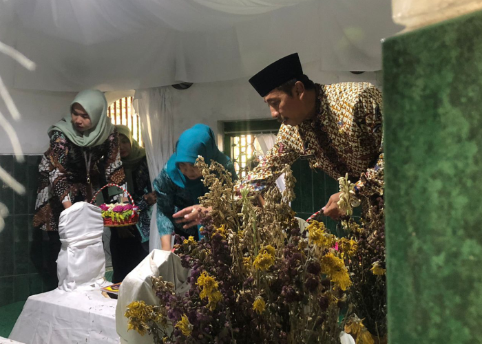 INGAT LELUHUR: Bupati Rembang Abdul Hafidz memimpin ziarah di makam Mbah Sambu, Lasem baru-baru ini.
